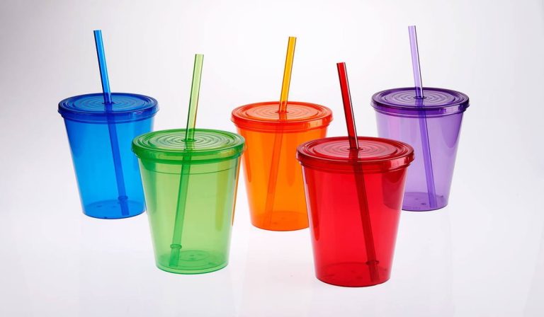 disposable clear plastic cups with lids and straws