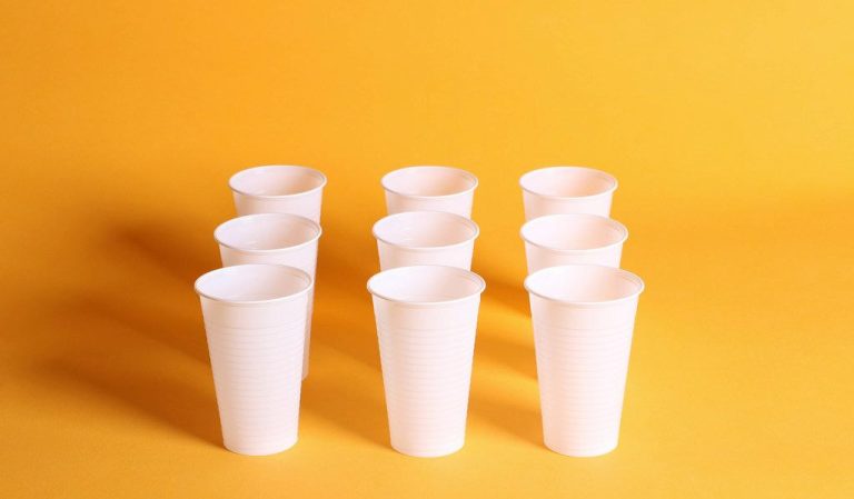 disposable plastic cups with lids available for wholesale in different sizes